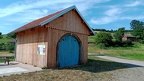 Le hangar terminé et son coin pique-nique en cours d'installation.